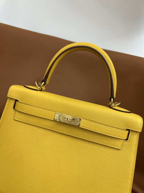 Kelly 25  Amber yellow