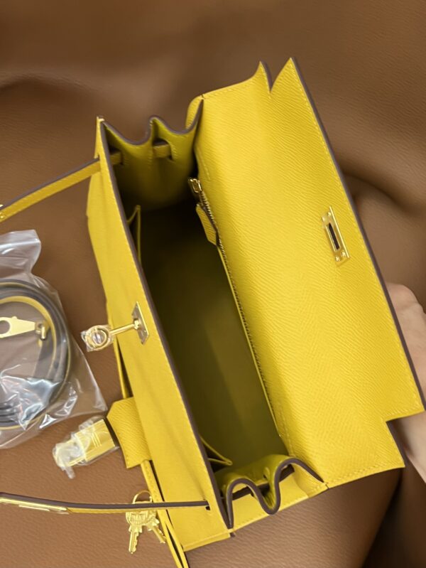 Kelly 25  Amber yellow